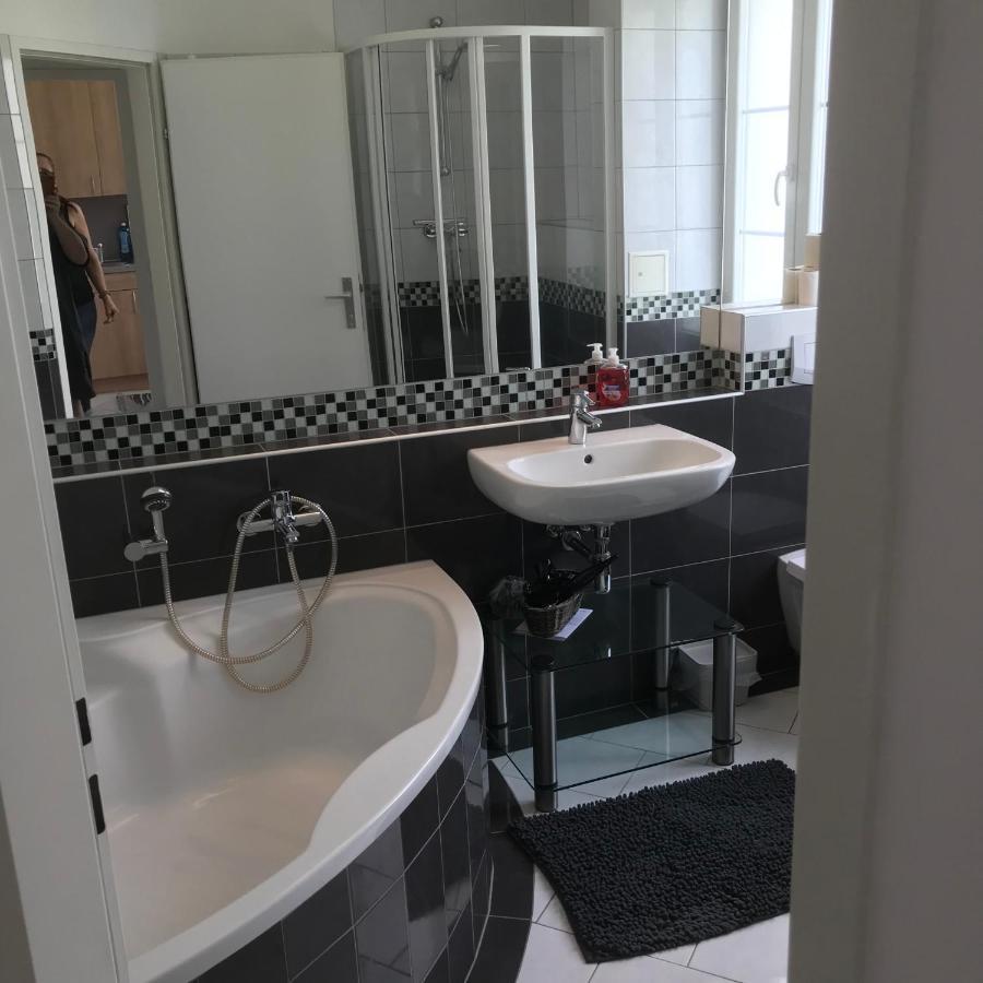 Lg Living Apartment Stockerau Luaran gambar